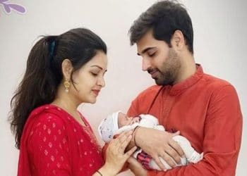 Bhuvneshwar-Kumar-With-Wife-And-Daughter