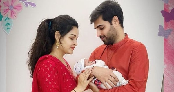 Bhuvneshwar-Kumar-With-Wife-And-Daughter