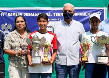 Boys-and-Girls-Singles-winner-Tavish-Pahwa-and-Aahan-with-chief-guest.