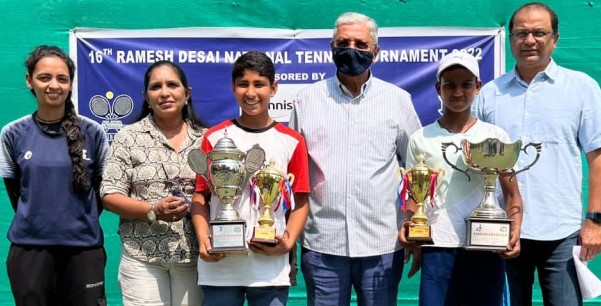 Boys-and-Girls-Singles-winner-Tavish-Pahwa-and-Aahan-with-chief-guest.