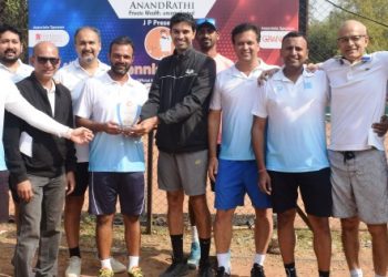 Winner-Team-Tigers-with-chief-guest