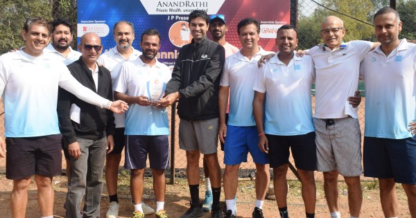 Winner-Team-Tigers-with-chief-guest