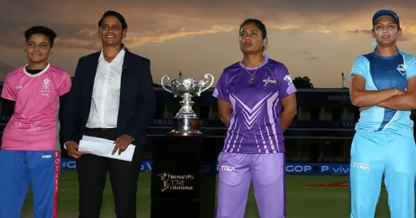 GS-Laxmi-with-Mithali-Raj-and-Harmanpreet-Kaur