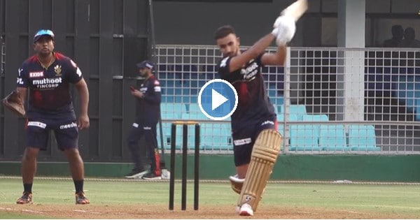 Harshal-Patel-batting