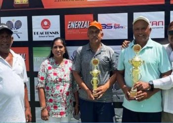 Mens-over-65-winner-Yogesh-Shah-and-run-...-up-Eknath-Kinikar-with-chief-guest