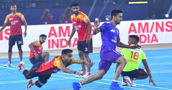 Odisha Juggernauts' Milind Chavarekar attempts skydive to capture Aniket Pote of Gujarat Giants