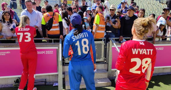 Smriti-mandhana-fan-moment